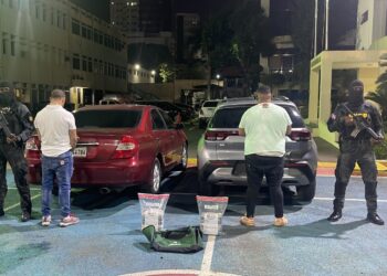Frustran transacción de 10 paquetes presumiblemente cocaína; arrestan dos hombres