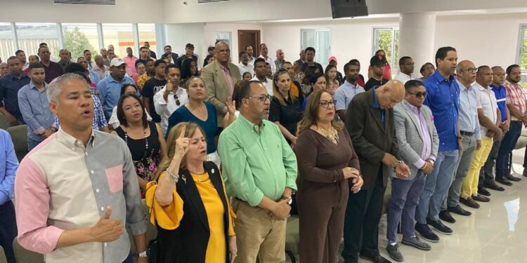 Juramentan Frente Magisterial Municipal José Francisco Peña Gómez en Santiago