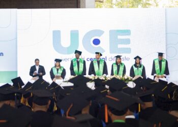 UCE entrega a la sociedad 316 nuevos profesionales de distintas carreras en su graduación número 142