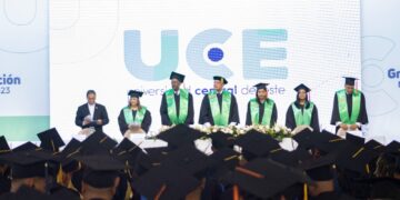 UCE entrega a la sociedad 316 nuevos profesionales de distintas carreras en su graduación número 142