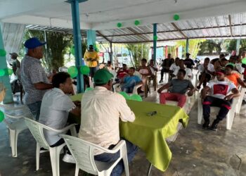 Merenguero Amarfis dona uniformes a equipo femenino de baloncesto de Monte Plata