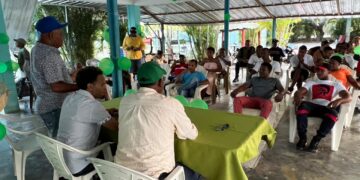 Merenguero Amarfis dona uniformes a equipo femenino de baloncesto de Monte Plata