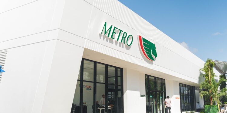 Metro inaugura sucursal y presenta su nueva línea de autobuses modernos