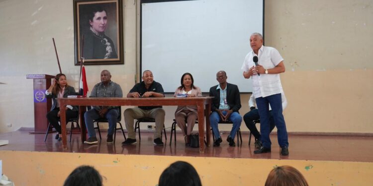 Socializan rutas con autoridades para implementación transporte escolar en SDO