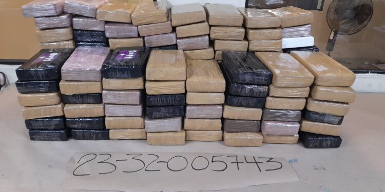 Incautan en el AILA 119 paquetes de cocaína; profundizan investigación