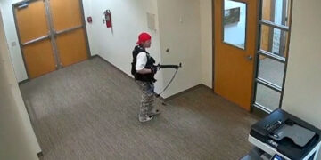 Momento en que la autora de la masacre de Nashville irrumpe en la escuela en la que mató a seis personas