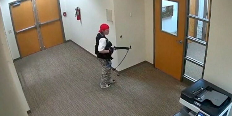 Momento en que la autora de la masacre de Nashville irrumpe en la escuela en la que mató a seis personas