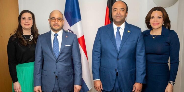 Banreservas dona exposición fotográfica a embajada dominicana en Alemania