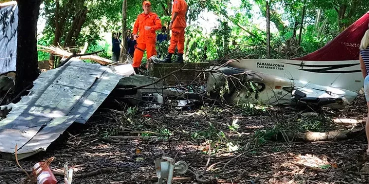 Dos muertos y cuatro heridos al chocar una avioneta con edificio en Brasil