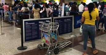 Cobrarán por uso carros portaequipajes en el AILA