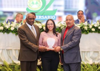 Cooperativa de Maestros entrega 340 becas a hijos de sus asociados