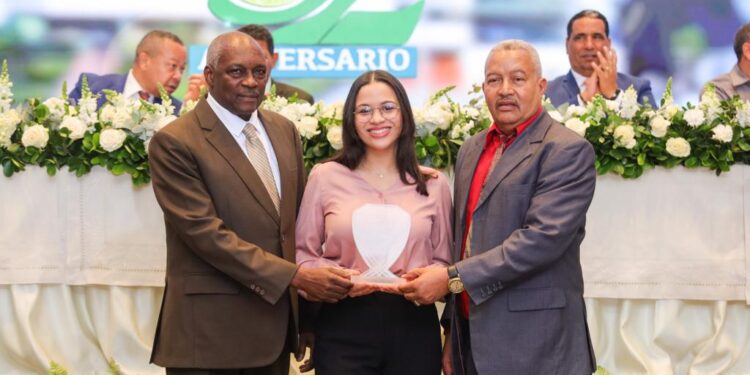 Cooperativa de Maestros entrega 340 becas a hijos de sus asociados