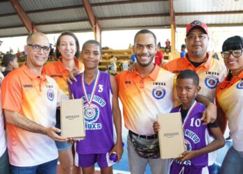 Asociación Los Mina Por Siempre reconoce ex baloncestistas y contribuye al deporte con donaciones