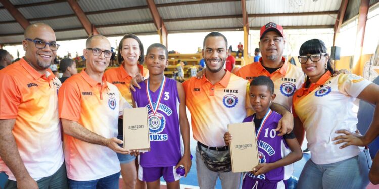 Asociación Los Mina Por Siempre reconoce ex baloncestistas y contribuye al deporte con donaciones
