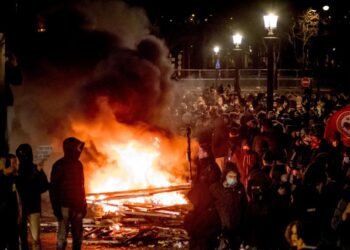 Otra jornada de furia en Francia deja 457 detenidos y 441 agentes heridos