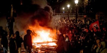 Otra jornada de furia en Francia deja 457 detenidos y 441 agentes heridos