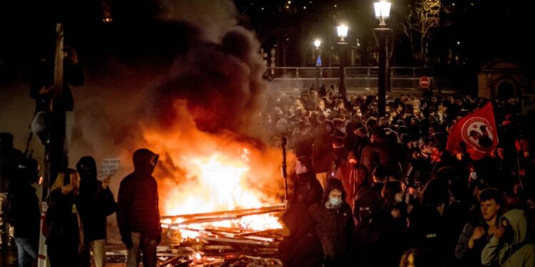 Otra jornada de furia en Francia deja 457 detenidos y 441 agentes heridos