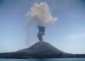 El volcán Anak Krakatoa sigue lanzando ceniza por segundo día consecutivo