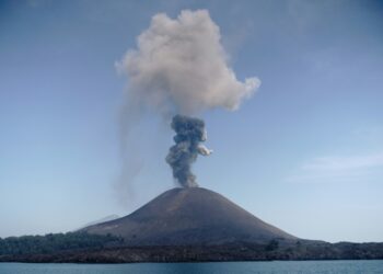 El volcán Anak Krakatoa sigue lanzando ceniza por segundo día consecutivo