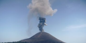 El volcán Anak Krakatoa sigue lanzando ceniza por segundo día consecutivo