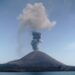 El volcán Anak Krakatoa sigue lanzando ceniza por segundo día consecutivo
