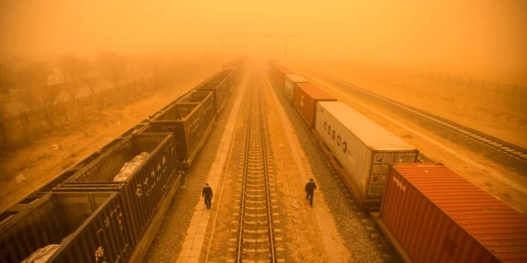 Una tormenta de arena contamina el aire en Pekín y el norte de China