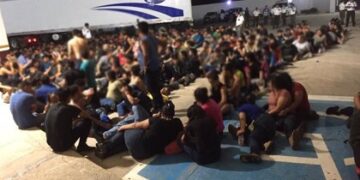 Hallan 343 migrantes dentro de un tráiler abandonado en Veracruz,México