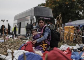 Hallan en Bulgaria camión con 26 inmigrantes deshidratados y con hipotermia