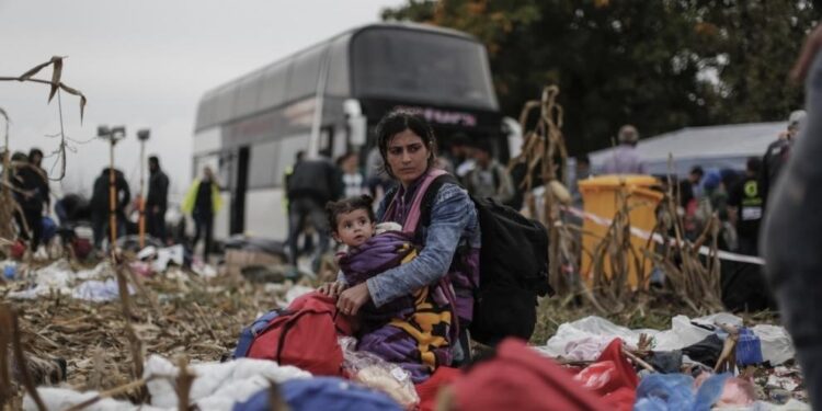 Hallan en Bulgaria camión con 26 inmigrantes deshidratados y con hipotermia