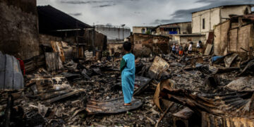Incendio en depósito de combustible en Indonesia deja 18 muertos