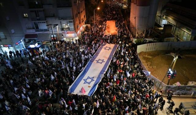 Israelíes protestan contra los planes de revisión legal por novena semana