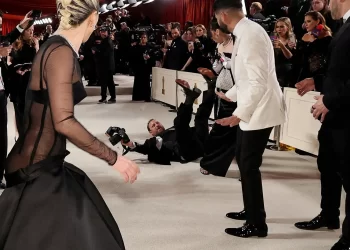 Lady Gaga auxilió a fotógrafo que sufrió caída en los Oscar 2023