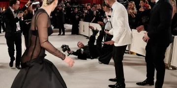 Lady Gaga auxilió a fotógrafo que sufrió caída en los Oscar 2023