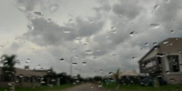 Temperaturas calurosas y algunos chubascos aislados de corta duración sobre gran parte del país