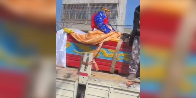 Un anciano chino finge su funeral en vida para saber cómo será