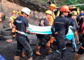 Hallan muertos a 10 mineros por explosión en Colombia y víctimas suben a 21