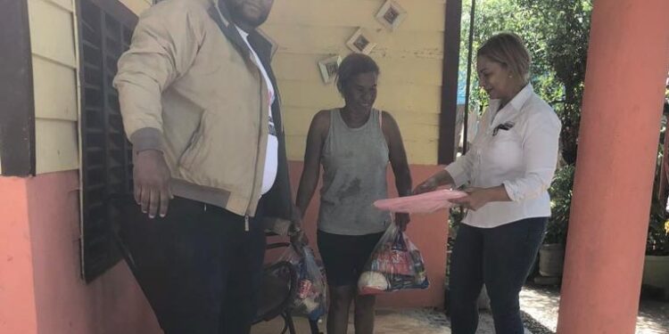 Diputada Soraya Suarez realiza operativo de fumigación en Tamboril