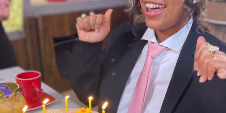 Tokischa celebra con fanáticos llegada a Chile y su cumpleaños