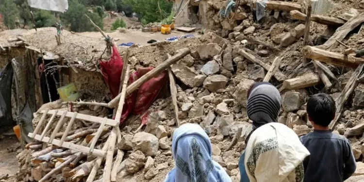 Suben a 13 los muertos y 230 heridos en Afganistán y Pakistán tras terremoto
