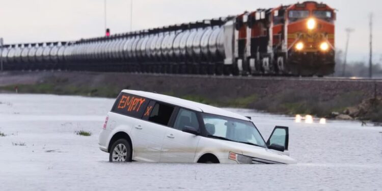 Al menos 5 muertos y 4 lesionados dejaron las fuertes tormentas y tornados registrados al sur de California