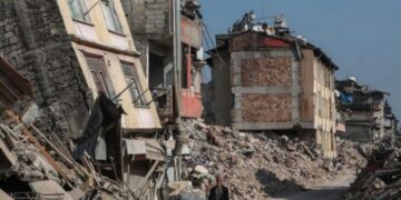 Sube a 18 número de víctimas por inundaciones en zona de terremoto en Turquía