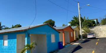 Vicepresidenta Raquel Peña encabeza entrega de 44 viviendas a familias