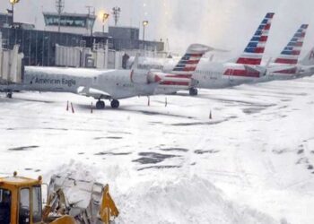 Casi 1,500 vuelos cancelados y amenaza de más nieve tras tormentas invernales en EEUU