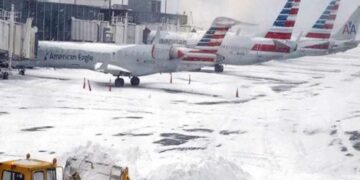 Casi 1,500 vuelos cancelados y amenaza de más nieve tras tormentas invernales en EEUU