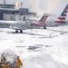 Casi 1,500 vuelos cancelados y amenaza de más nieve tras tormentas invernales en EEUU