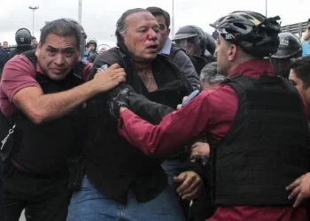 Argentina: Agreden al ministro de Seguridad durante una protesta de choferes de autobús