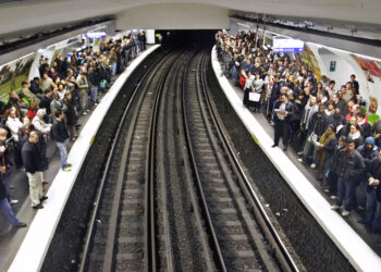 Muere una mujer tras quedarse atrapada en las puertas de un vagón en el metro de París