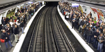 Muere una mujer tras quedarse atrapada en las puertas de un vagón en el metro de París