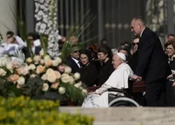 El papa celebra la pascua en vaticano entre fieles y flores