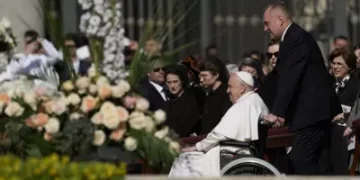 El papa celebra la pascua en vaticano entre fieles y flores